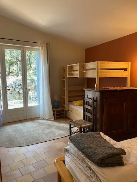 Chambre spacieuse de