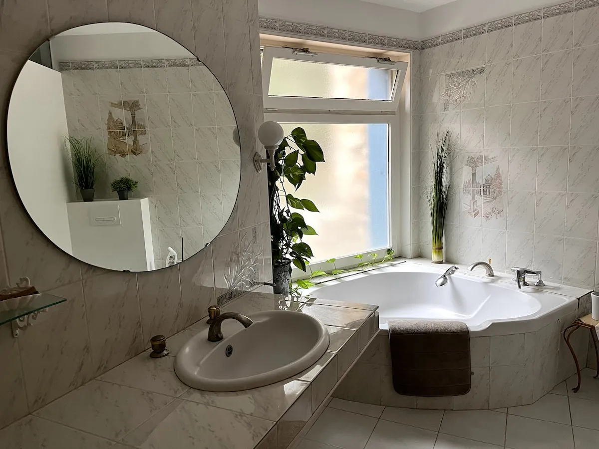 Salle de bain lumineuse de